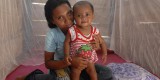Maluku mom and kid with mosquito bed net (Photo courtesy of Edi Purnomo, UNICEF)