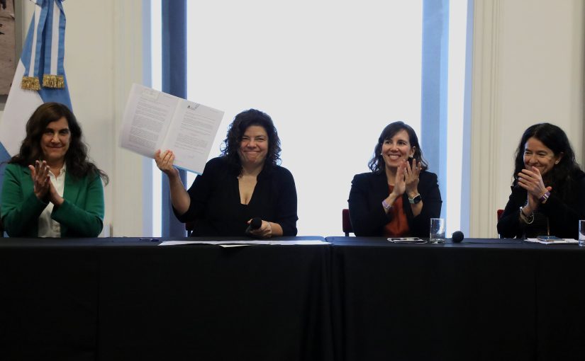 Pictured left to right: Analía Mykietiuk (President of the Argentine Society of Infectious Diseases , Carla Vizzotti (Minister of Health), Rachel Smith (CDC), and Laura Barcelona (Director, CoNaCRA)