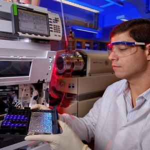 Dr, Victor R. De Jesús setting up a liquid chromatography/tandem mass spectrometry run in the laboratory.